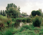 822566 Gezicht op een gedeelte van de tuin, met enkele geëxposeerde objecten, van het Art Glass Centre (Lekdijk 20) te ...